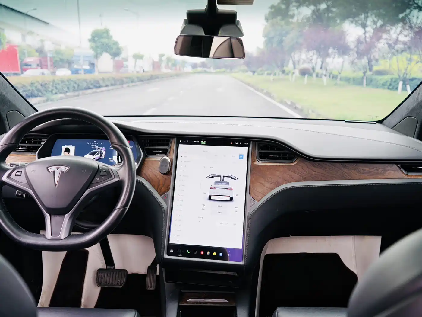TESLA MODEL X