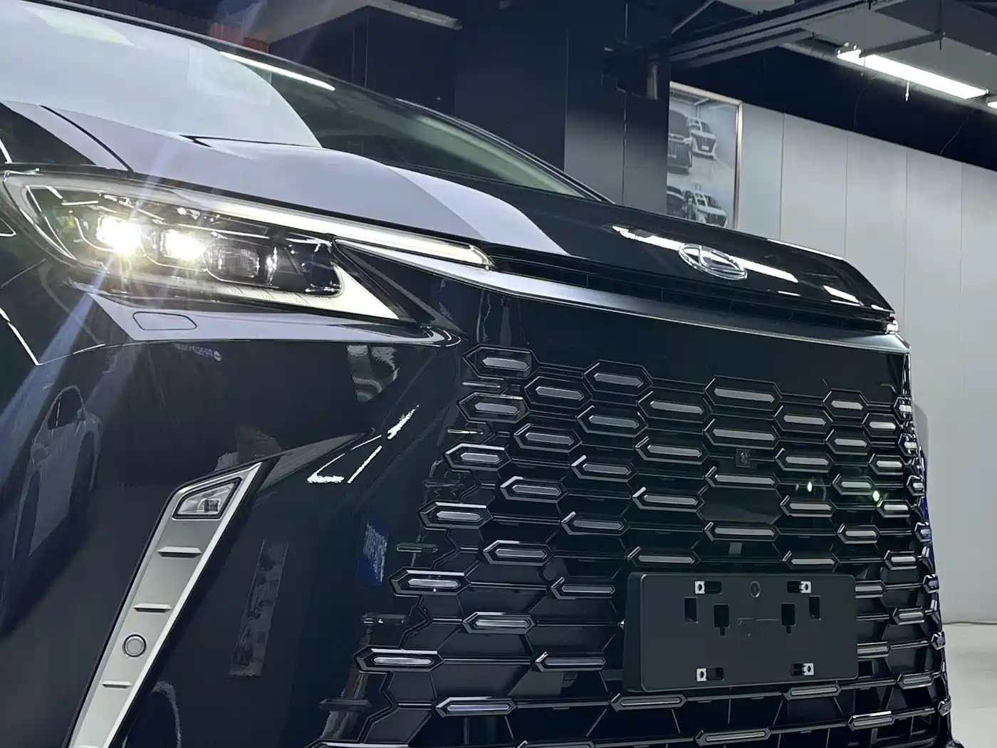 Lexus LM 2025 Model 500h Six-Seater Prestige Edition фото 5
