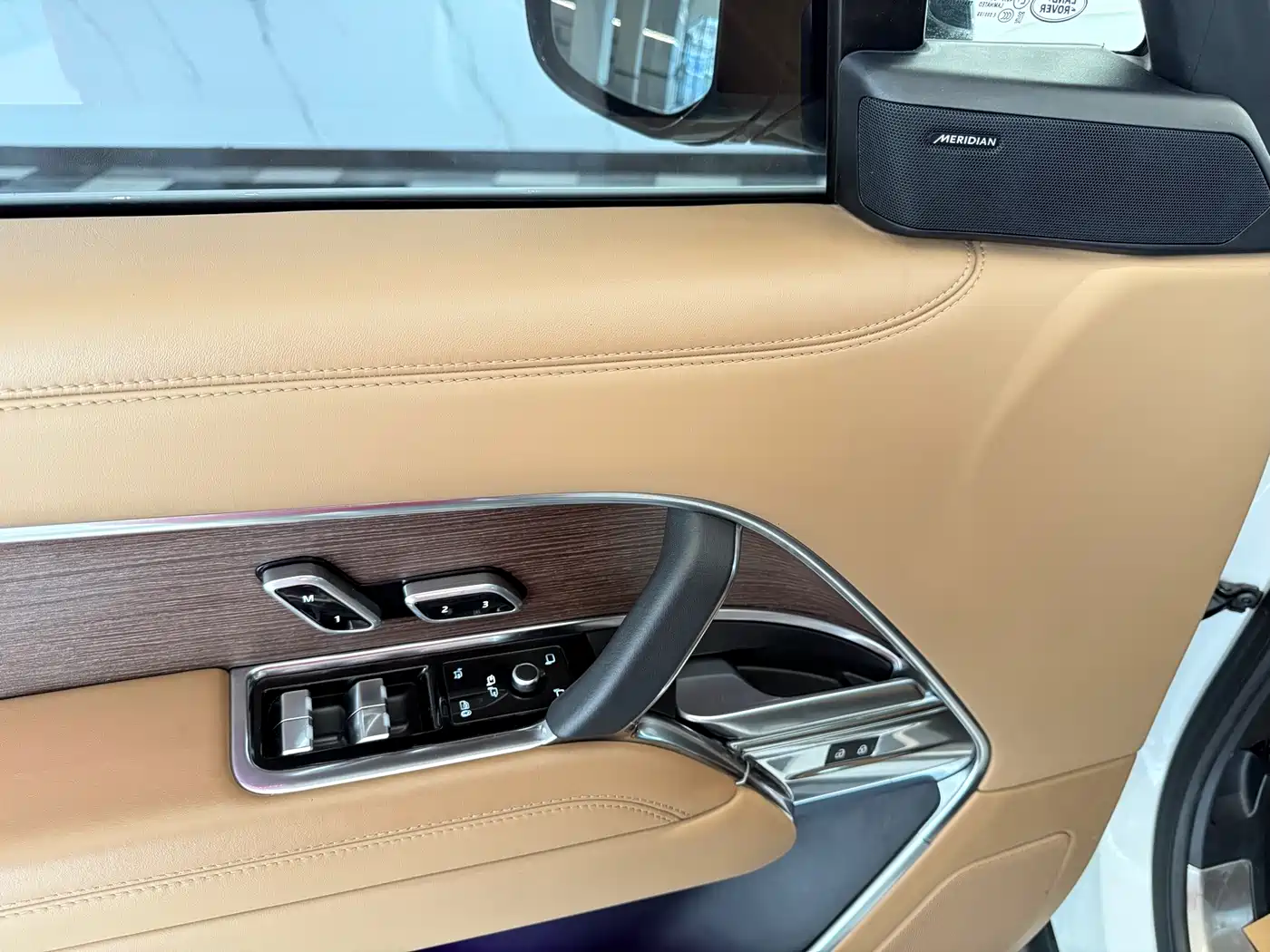Land Rover Range Rover 2023 3.0 L6 360PS Golden Age Edition фото 8