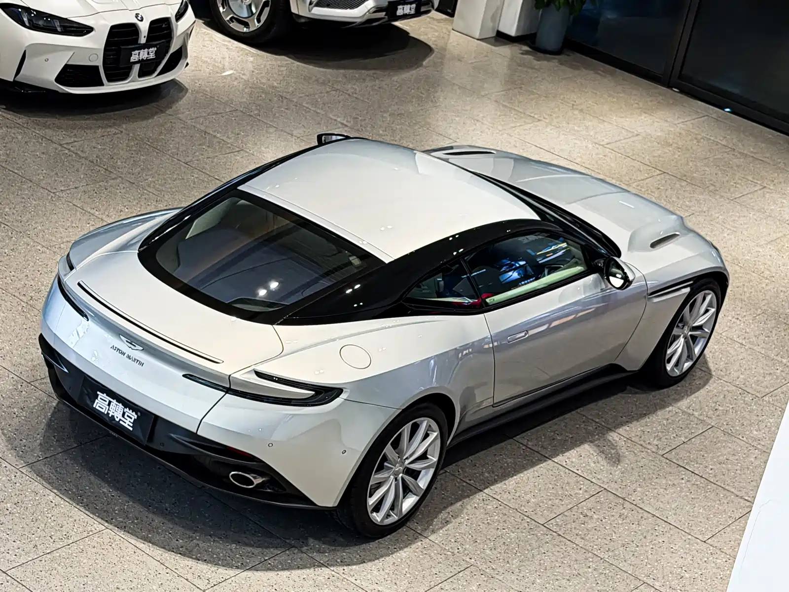 Фото 21 - Aston Martin DB11