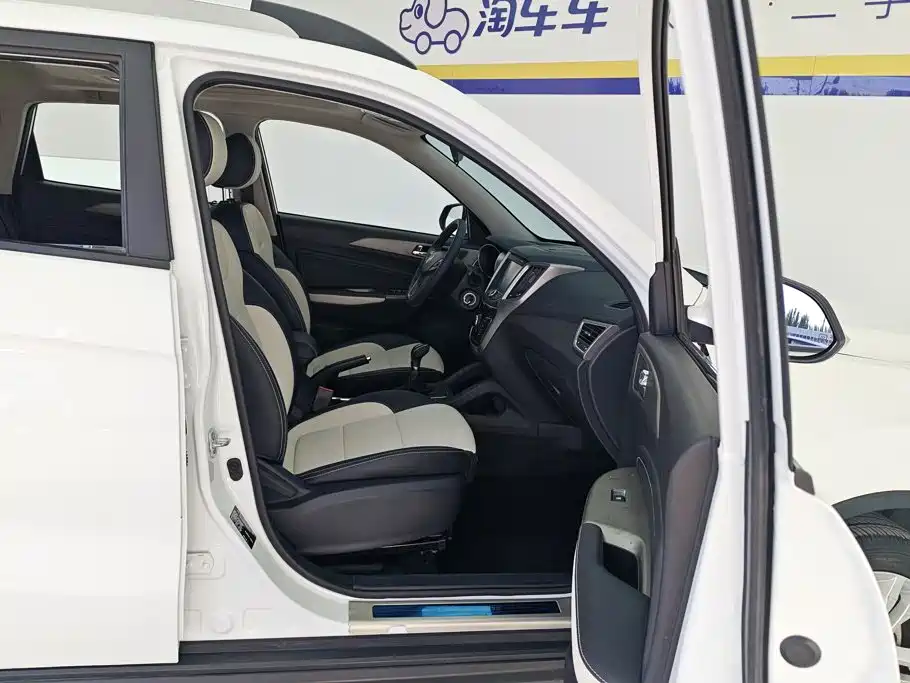 Photo 8 - Changan CS35