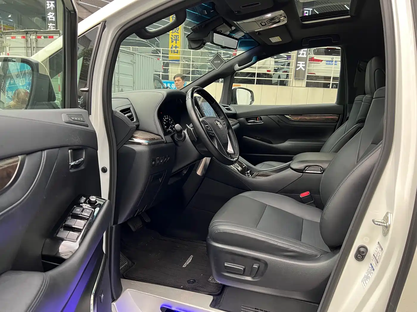 Toyota Alphard 2021 Hybrid 2.5L Premium фото 12