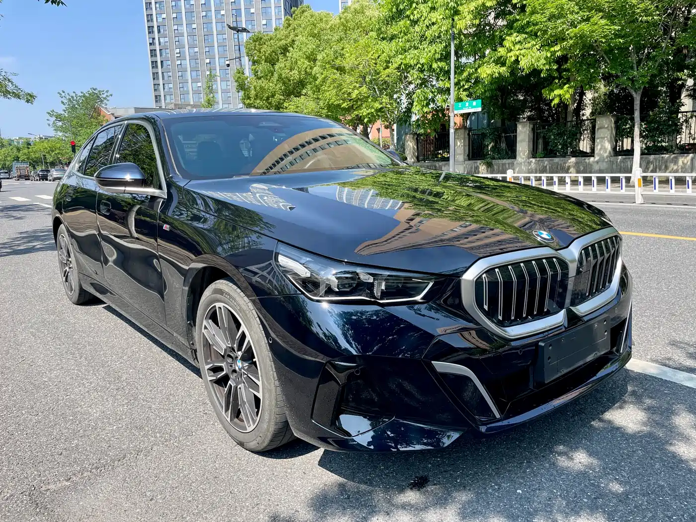 BMW 5 Series 2025 530Li Leading M Sport Package фото 3