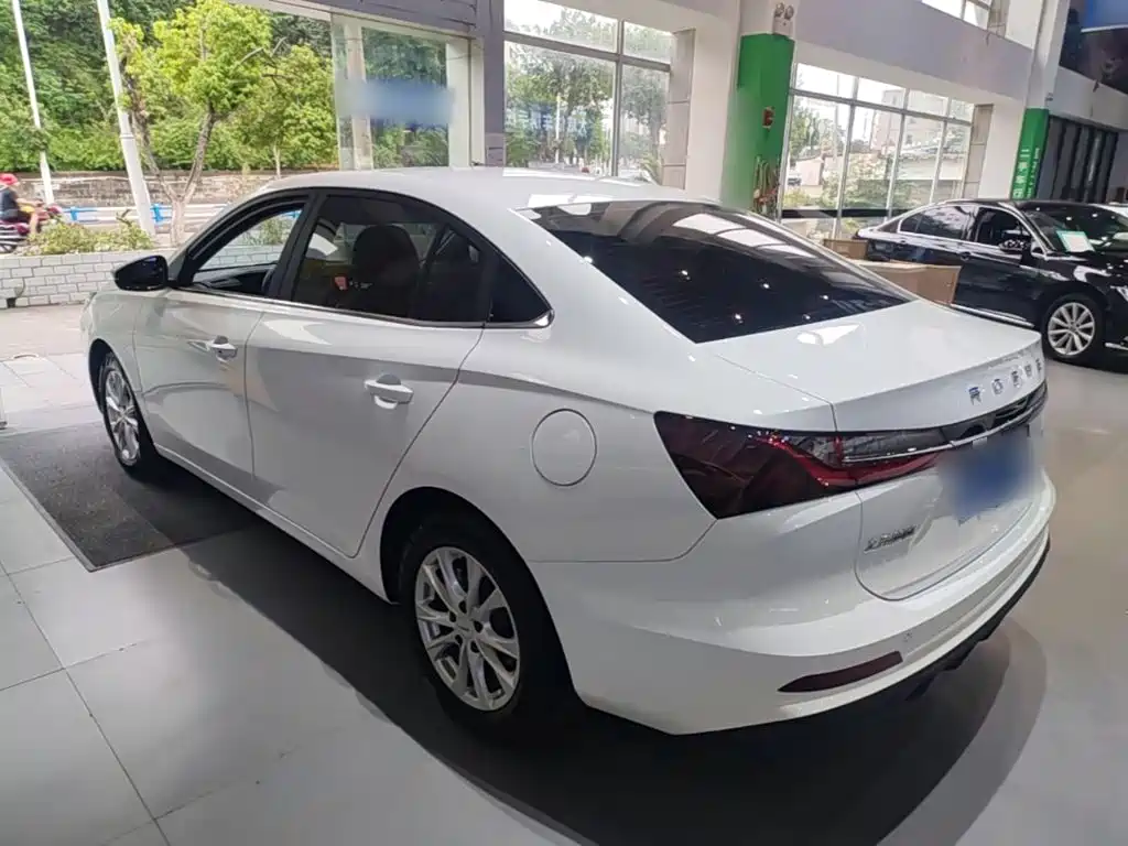 Фото 5 - Roewe i5