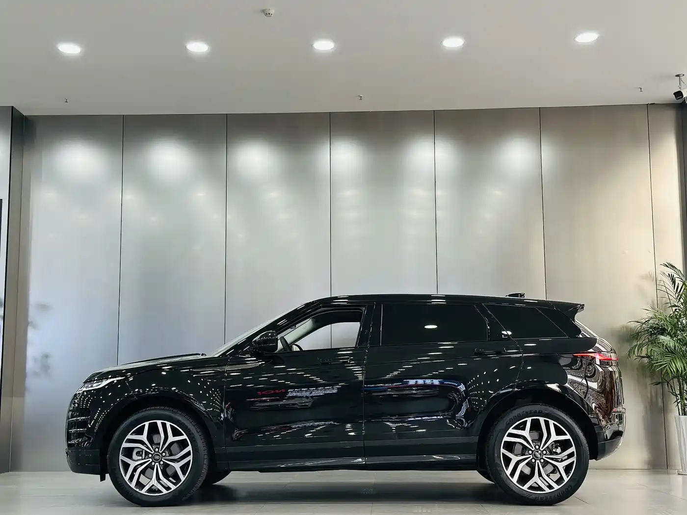 Land Rover Range Rover Evoque 2024 Range Rover Evoque L 249PS Light Master Edition фото 8
