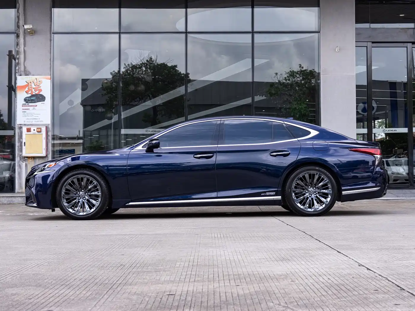 Photo 4 - Lexus LS