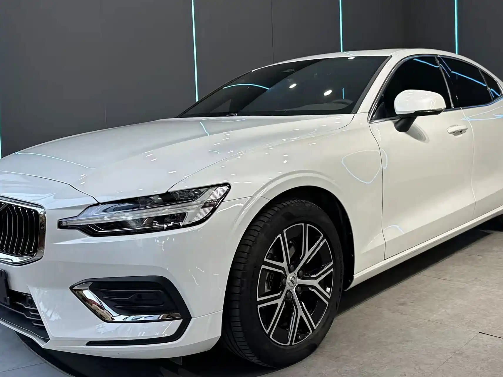 Фото 1 - Volvo S60