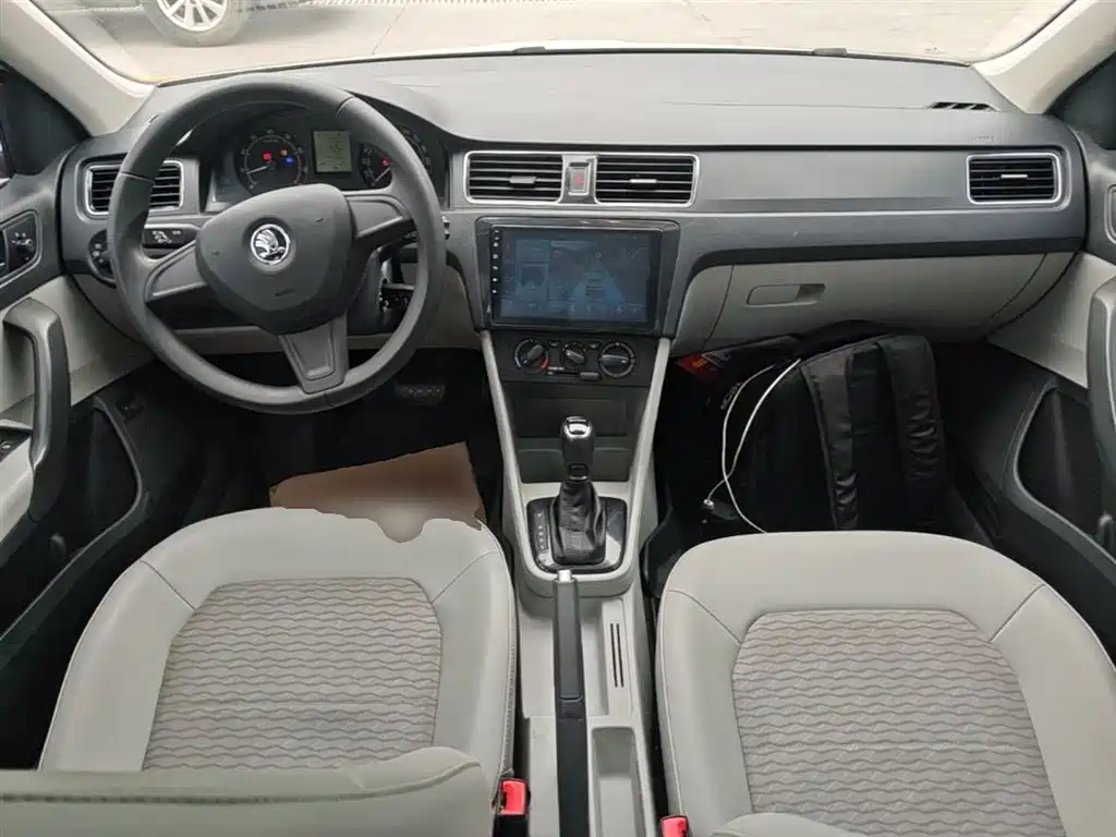 Škoda Rapid 2016 1.6L Automatic Pioneer Edition фото 10