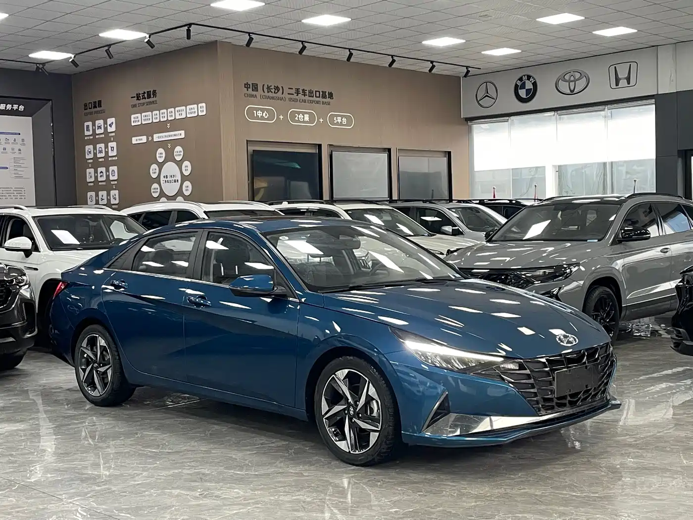Hyundai Elantra 2022 1.5L CVT LUX Premium Edition фото 3