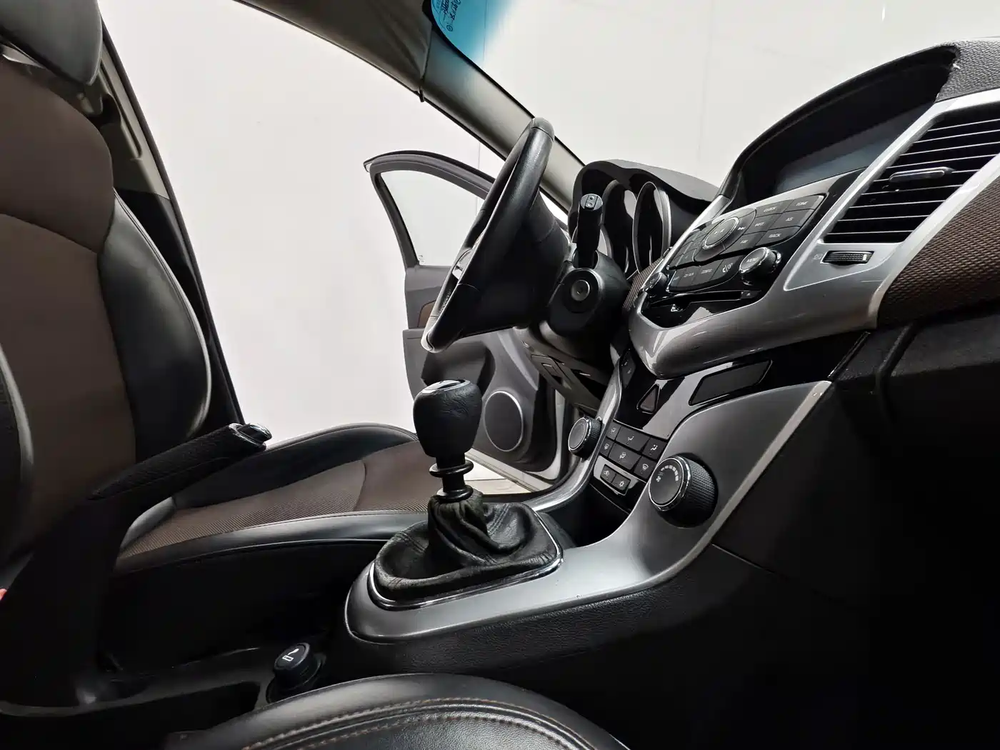 Chevrolet Cruze 2013 Hatchback 1.6L Manual Luxury фото 15