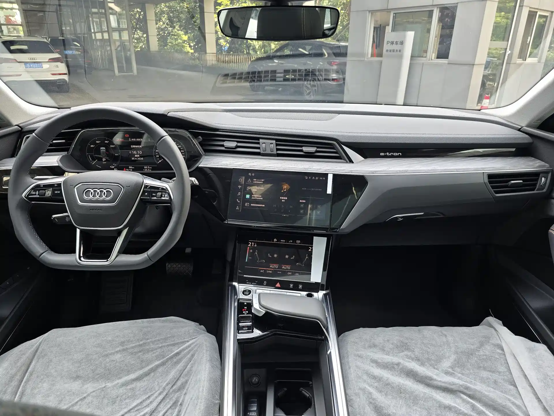 Photo 15 - Audi e-tron