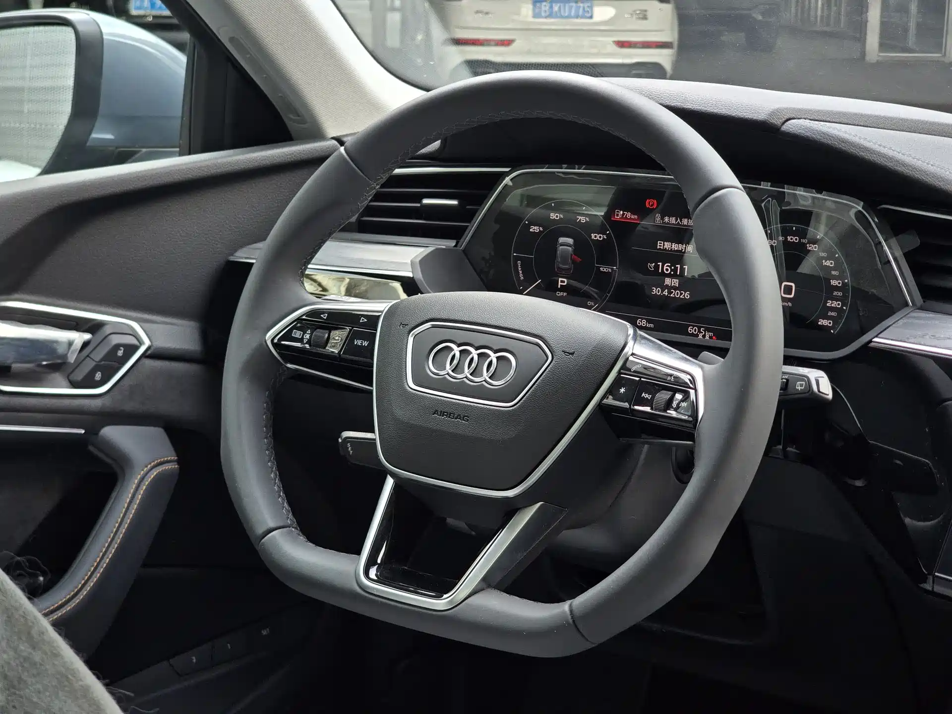 Photo 17 - Audi e-tron