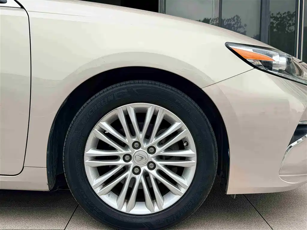 Lexus ES 2015 250 Elegance Edition фото 11
