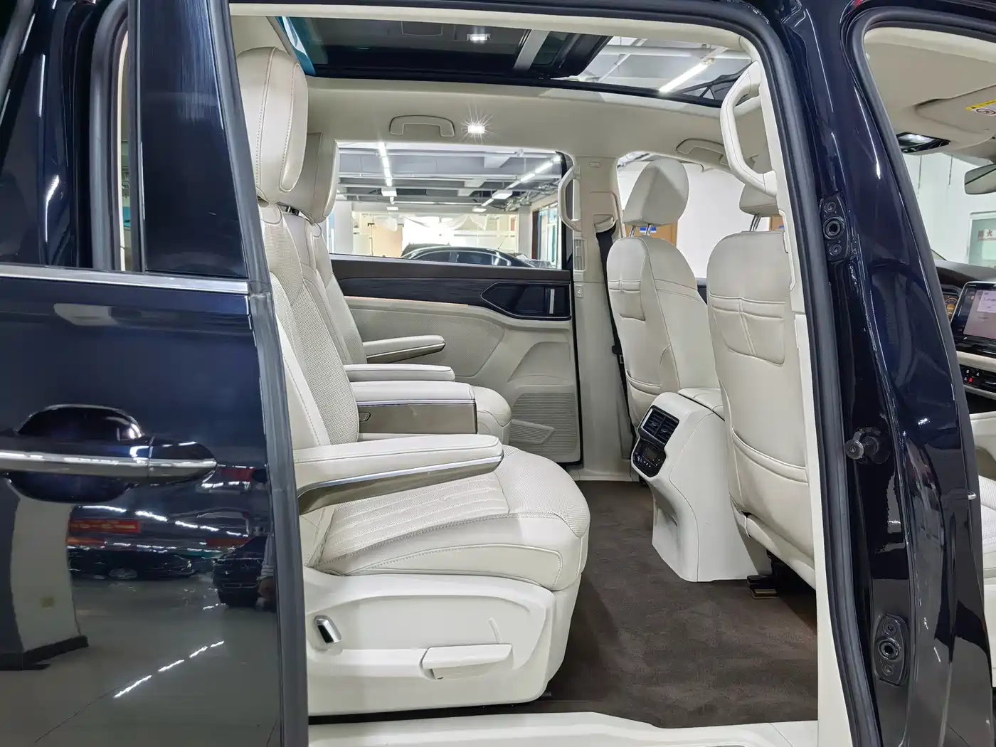 Volkswagen Viloran 2022 380TSI Premium Edition фото 31