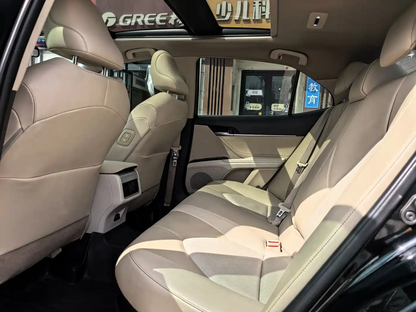 Toyota Camry 2018 Hybrid 2.5HG Luxury Edition фото 5