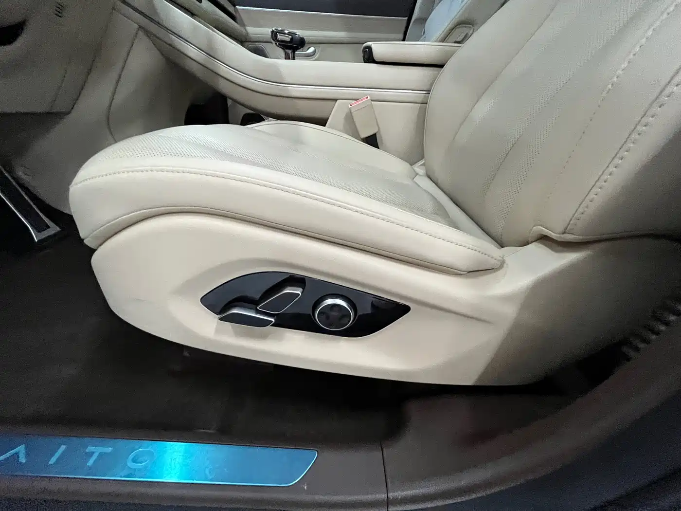 AITO Wenjie AITO M7 2024 1.5T Smart Drive 4WD Ultra 5-seater фото 8
