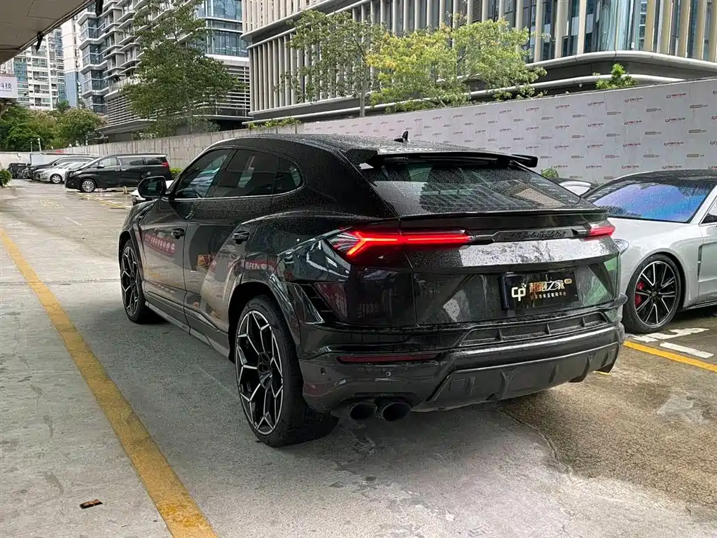 LAMBORGHINI URUS