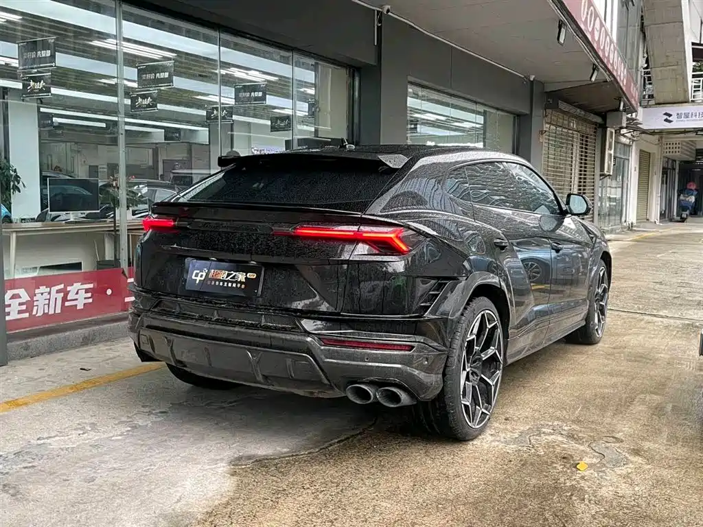 LAMBORGHINI URUS