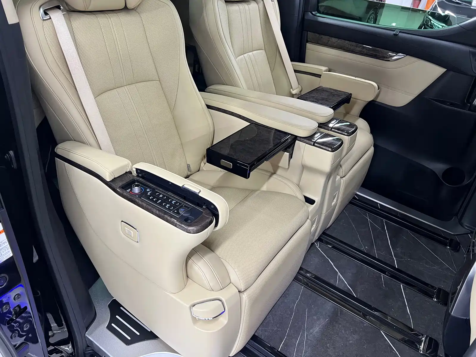 Фото 14 - Toyota Vellfire