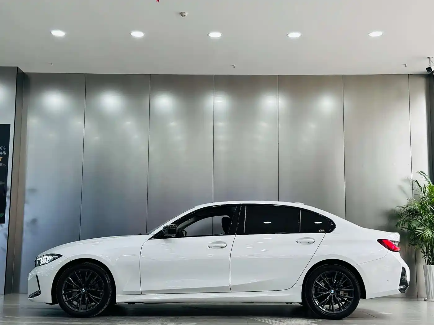 BMW 3 Series 2023 325Li M Sport Black Night Package фото 8