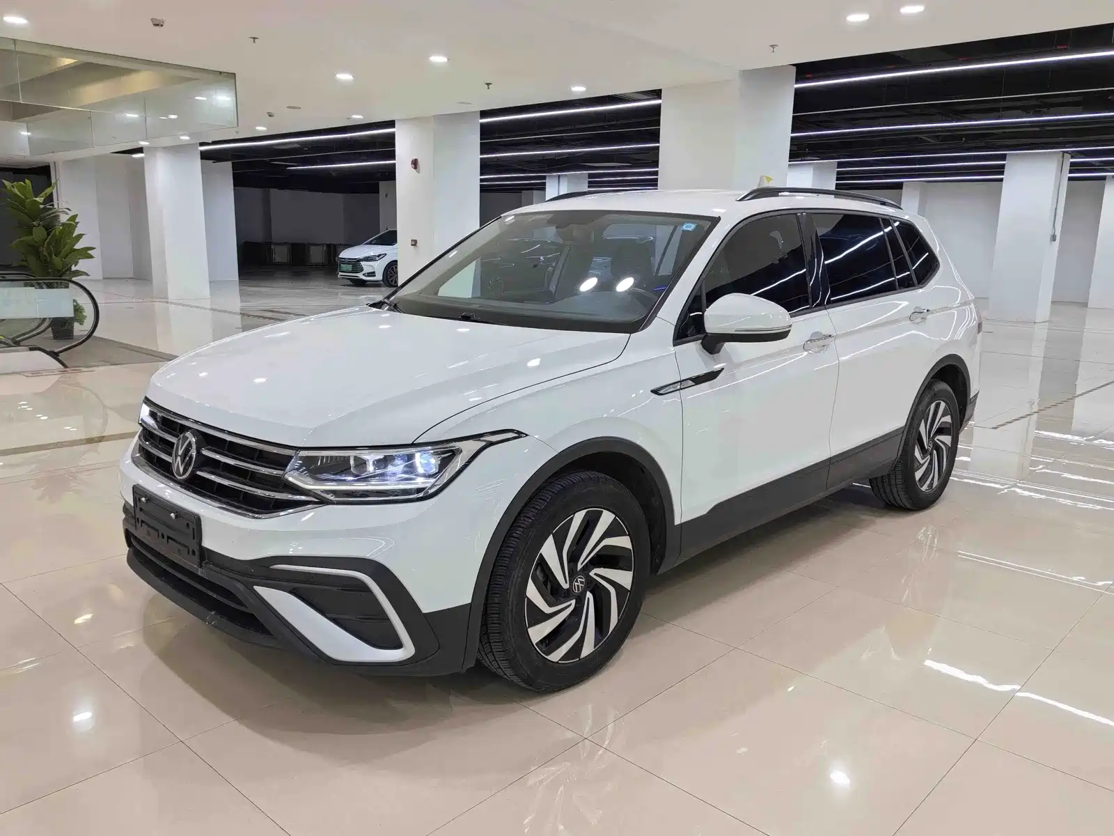 Фото 2 - Volkswagen Tiguan L