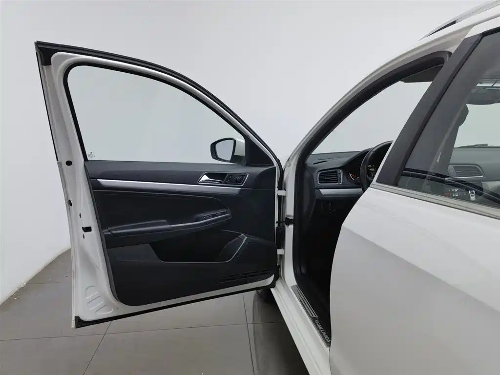Volkswagen Lavida Tour 2017 180TSI DSG Comfort Edition фото 8