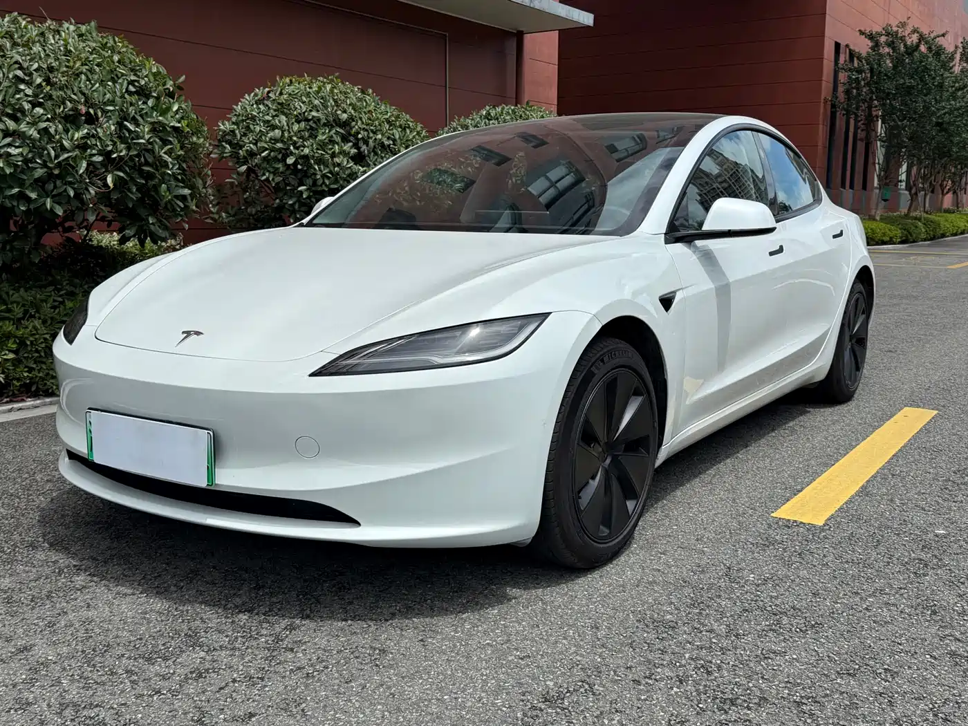 TESLA MODEL 3