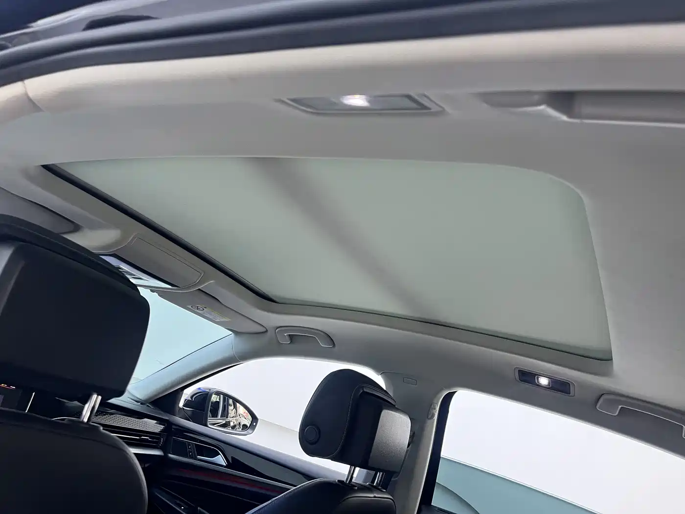 Volkswagen Passat 2023 330TSI Premium Edition фото 12