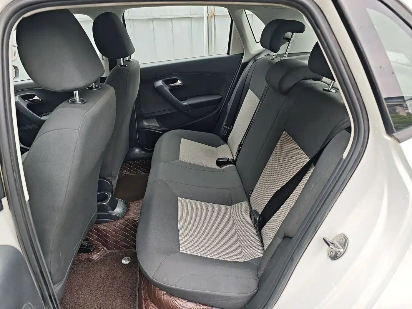 Volkswagen Polo 2016 1.4L Automatic Trend фото 10