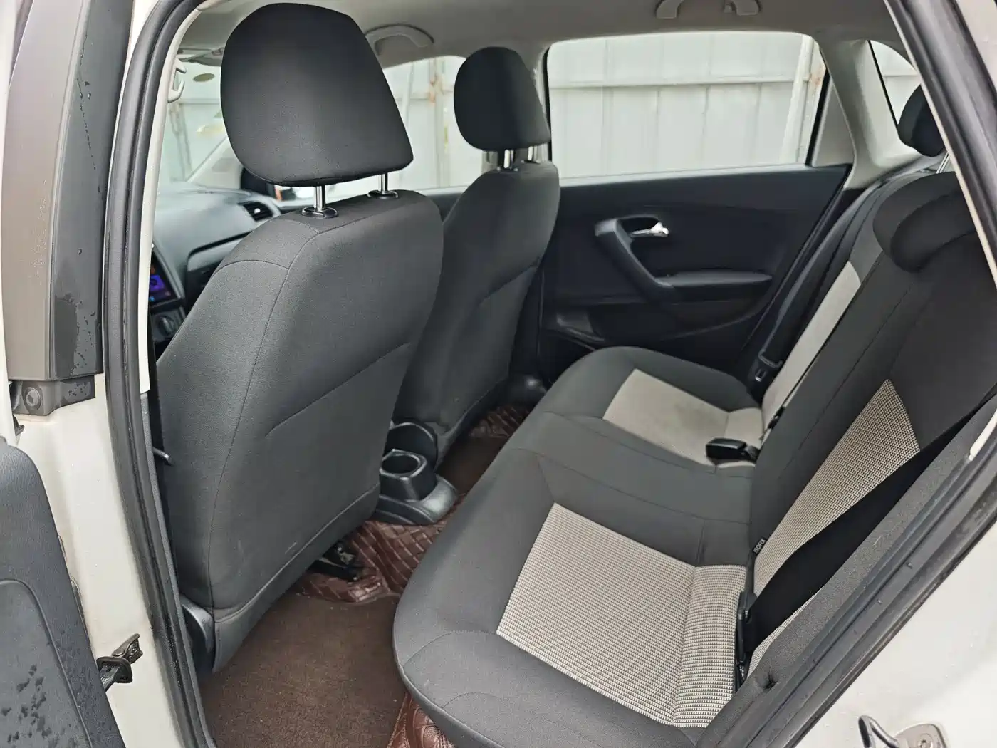 Volkswagen Polo 2016 1.4L Automatic Trend фото 8