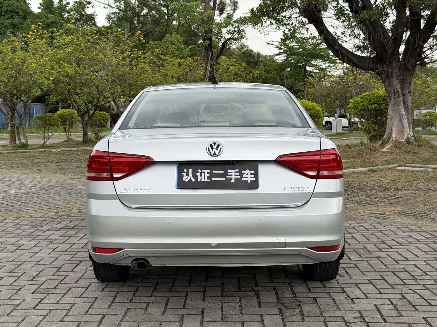 Volkswagen Lavida 2015 1.6L Automatic Comfort Edition фото 13