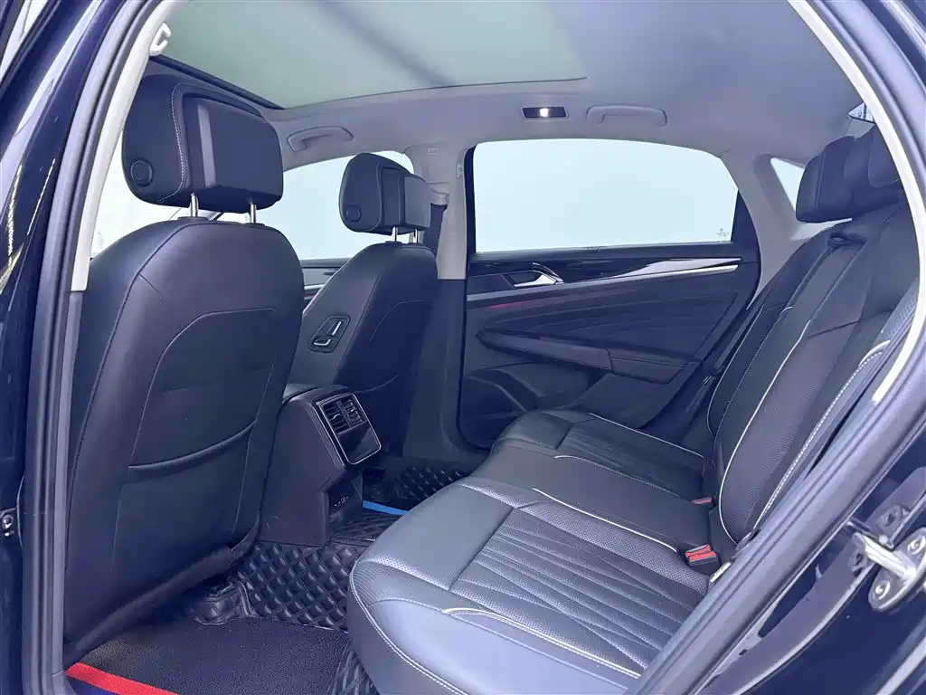 Volkswagen Passat 2022 330TSI Luxury Edition фото 19