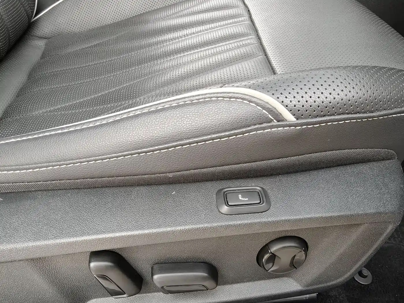 Volkswagen Passat 2022 380TSI Flagship Edition фото 24