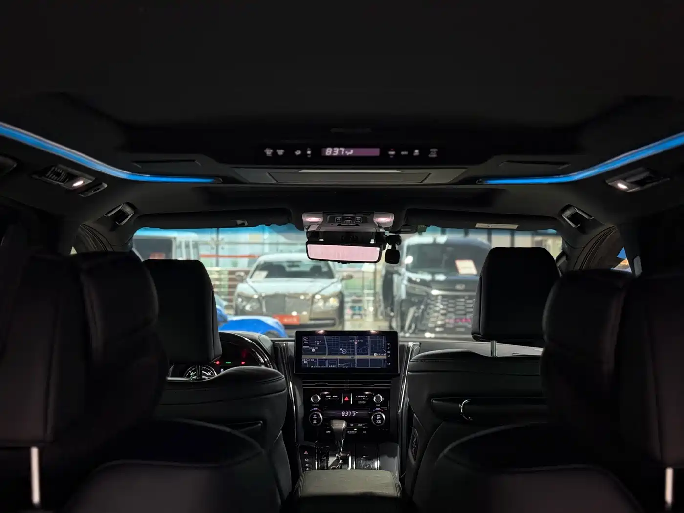 Lexus LM 2020 300h Seven-Seater Elegance Edition фото 24