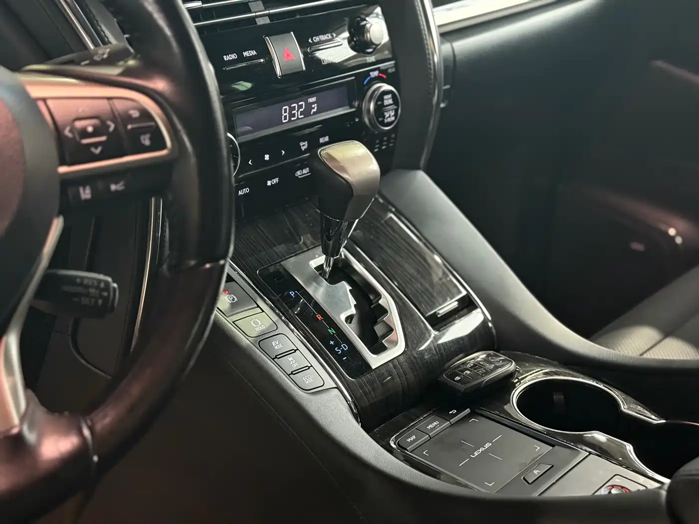 Lexus LM 2020 300h Seven-Seater Elegance Edition фото 10