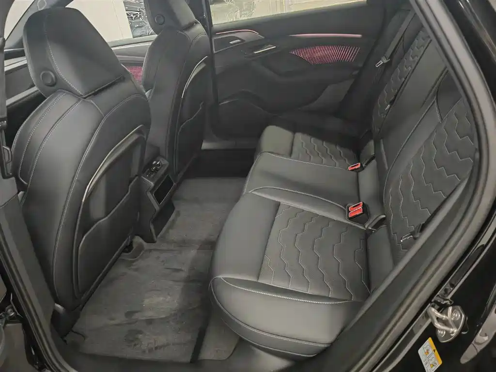 Фото 13 - Audi A6L e-tron