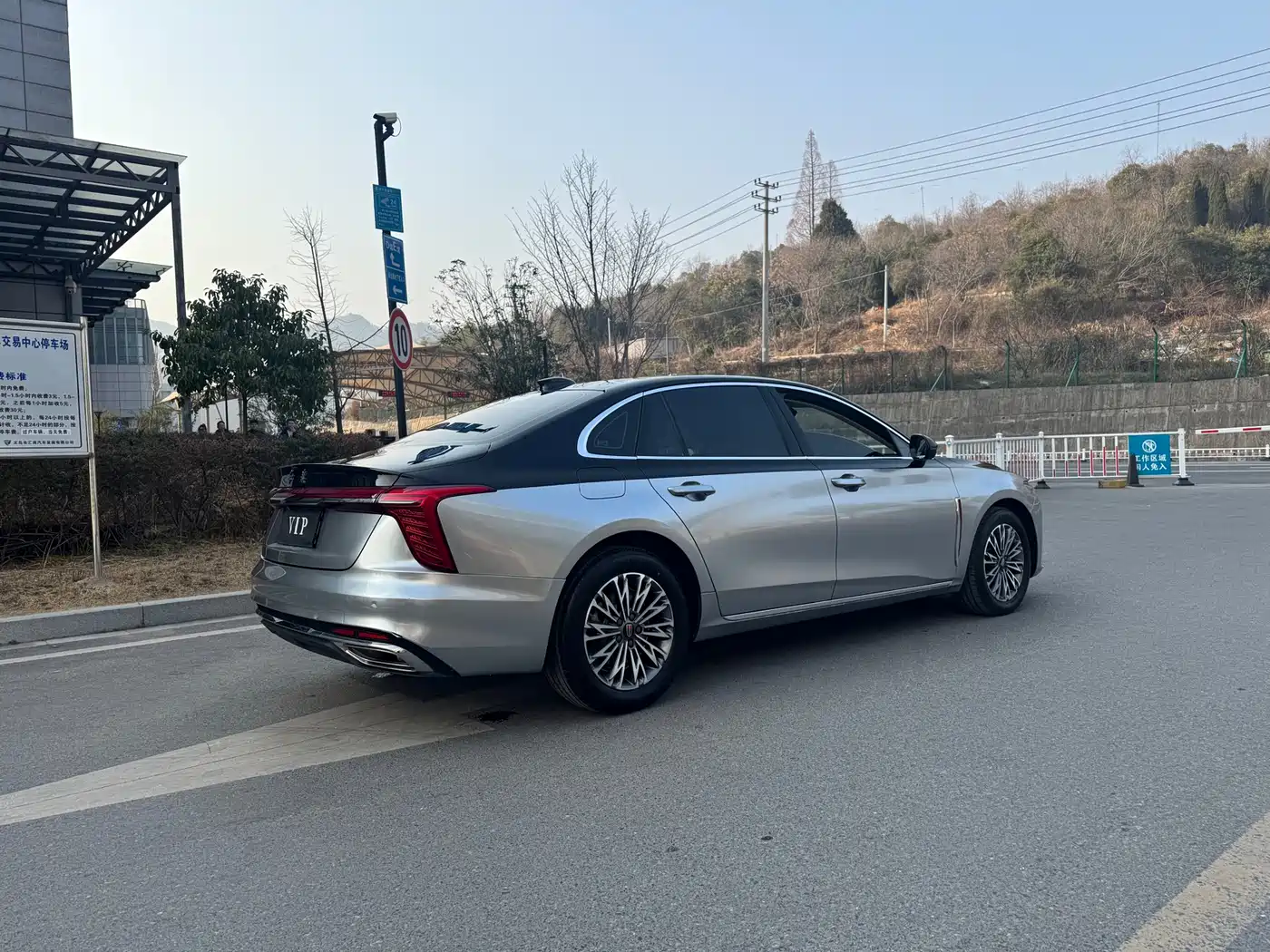 Hongqi H5 2025 1.5T DCT Flag Rhythm 500,000 Units Memorial Edition фото 5
