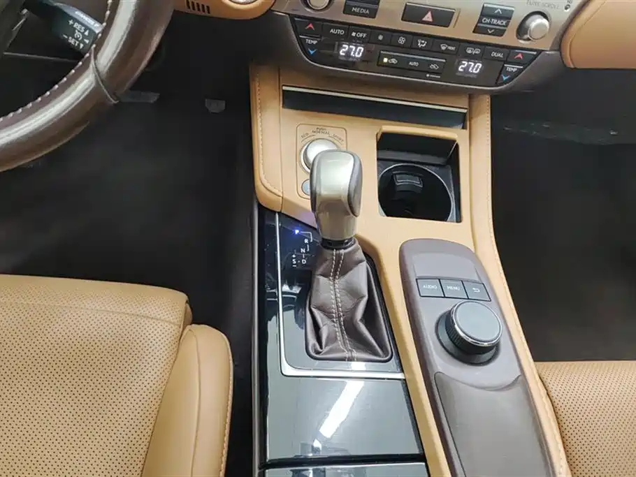 Lexus ES 2015 200 Elite Edition фото 16