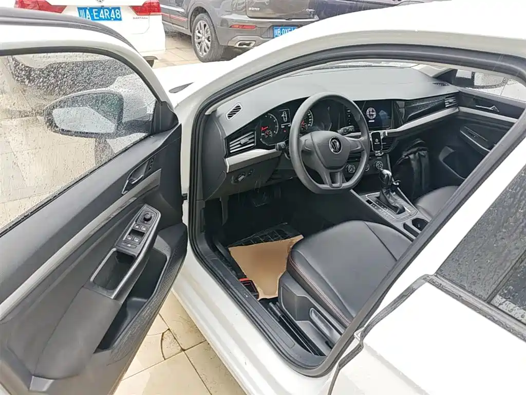 VOLKSWAGEN BORA