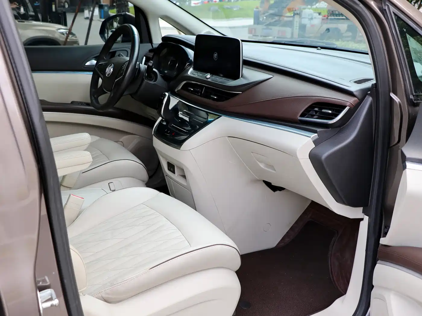 Photo 13 - Buick GL8