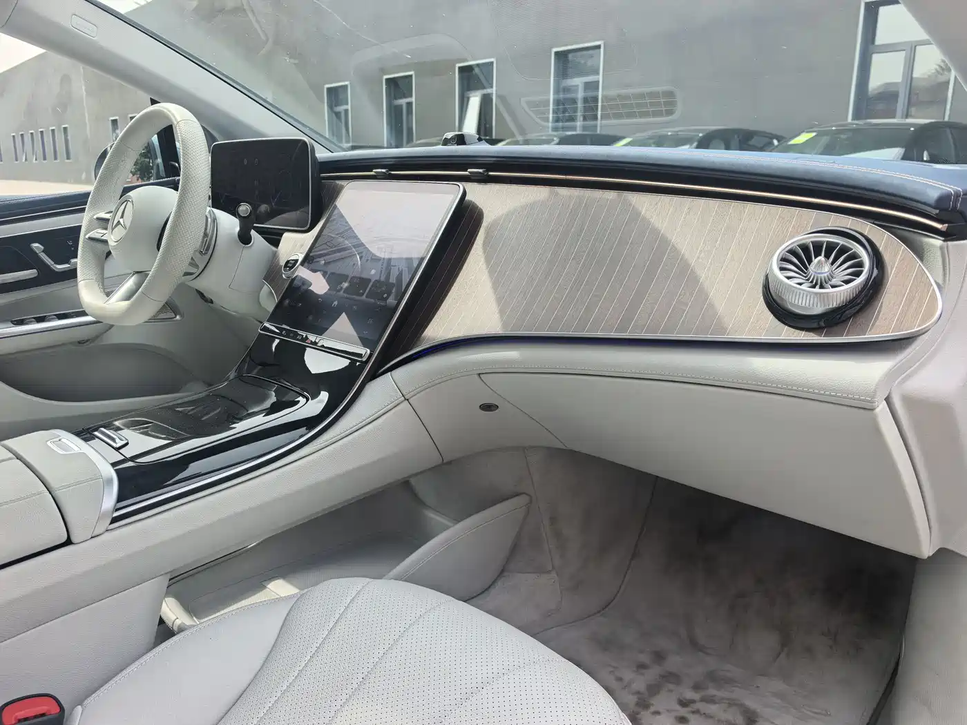 Mercedes-Benz EQE 2025 Model 500 4MATIC Luxury Edition фото 12