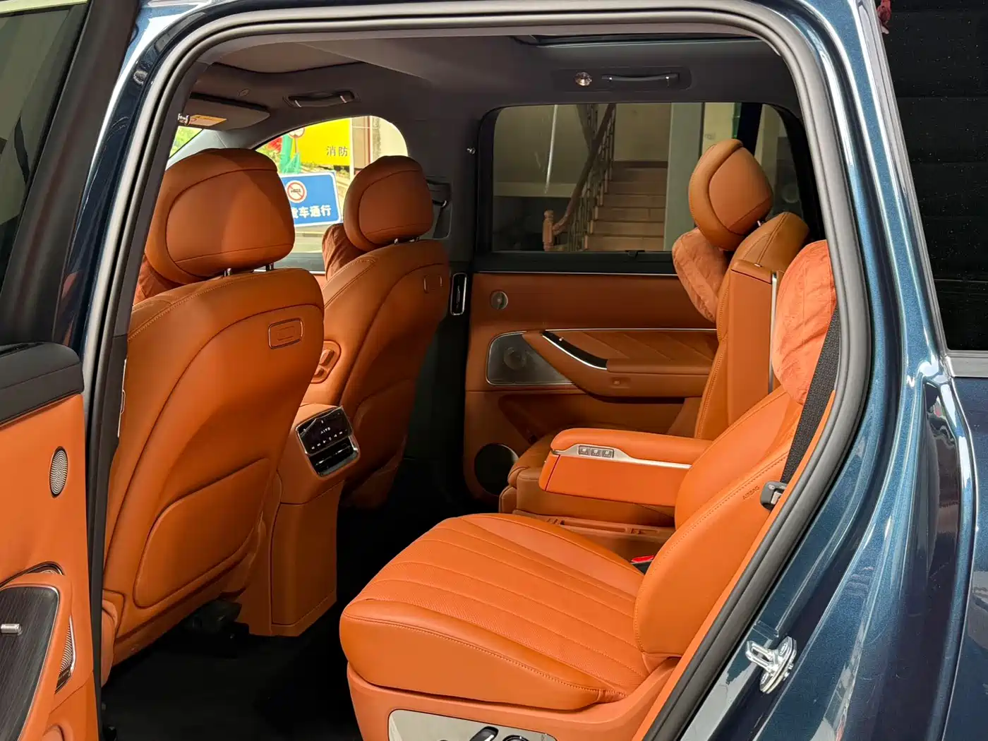 AITO Wenjie AITO M8 2025 Model Extended Range Max+ Edition 53.4kWh 6-Seater фото 12