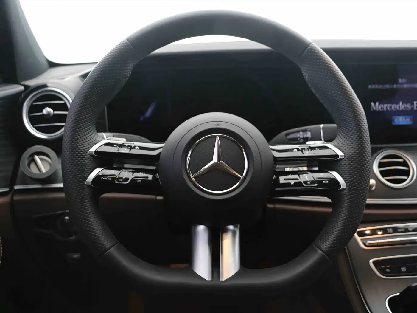 Mercedes-Benz E-Class New Energy 2023 E 350 e L Plug-in Hybrid Sport Sedan фото 9
