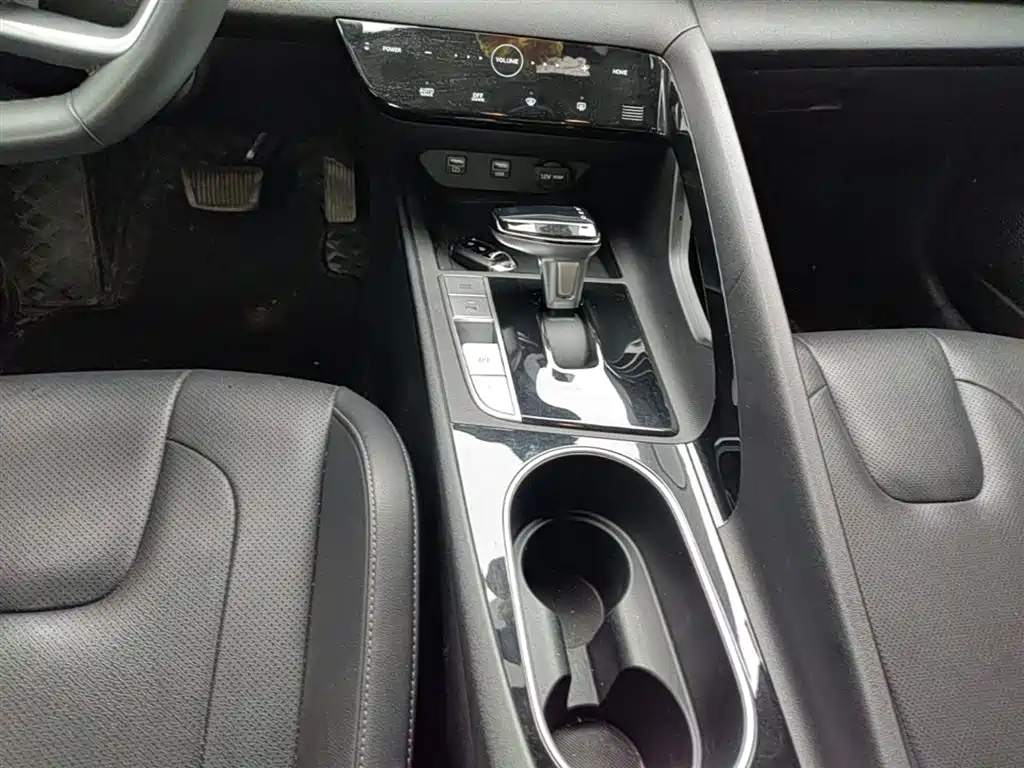 Hyundai Elantra 2022 1.5L CVT LUX Premium Edition фото 14