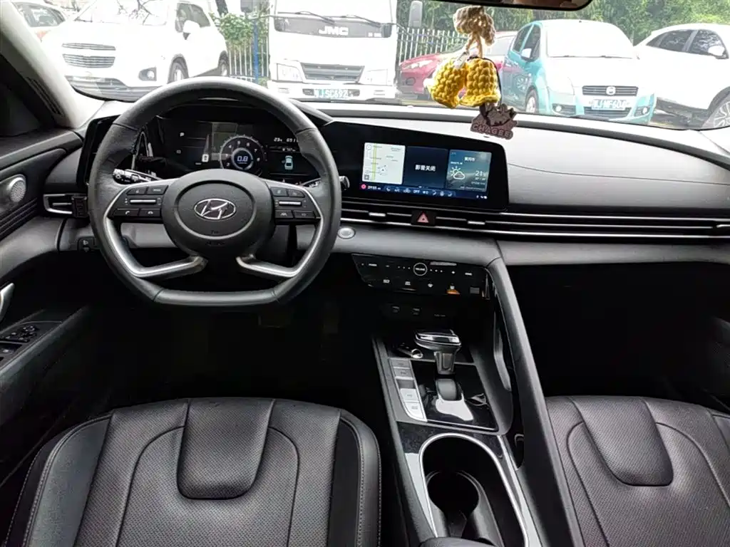 Hyundai Elantra 2022 1.5L CVT LUX Premium Edition фото 10