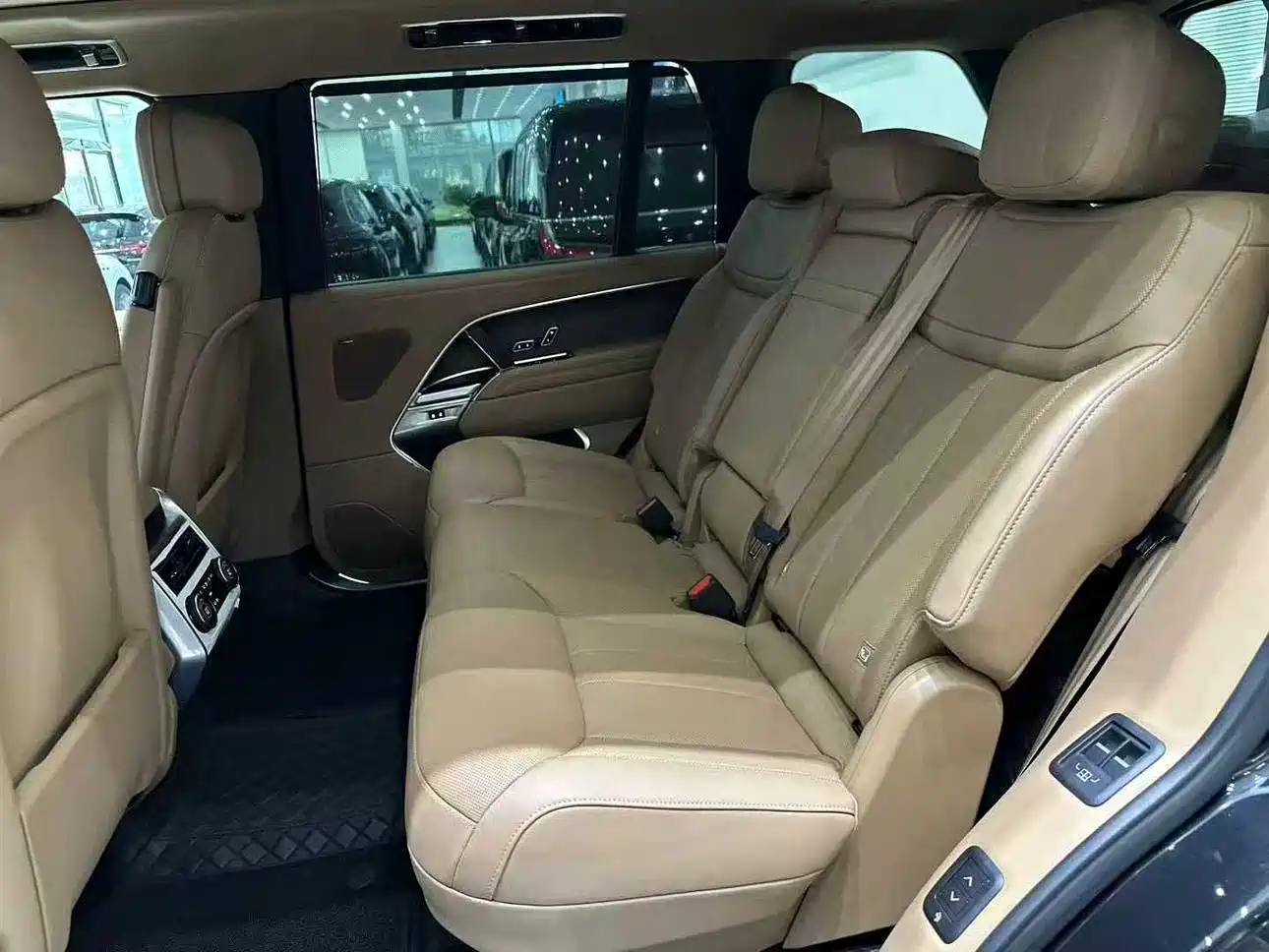 Land Rover Range Rover 2026 Model 3.0 L6 400PS SE Long Wheelbase Version фото 5