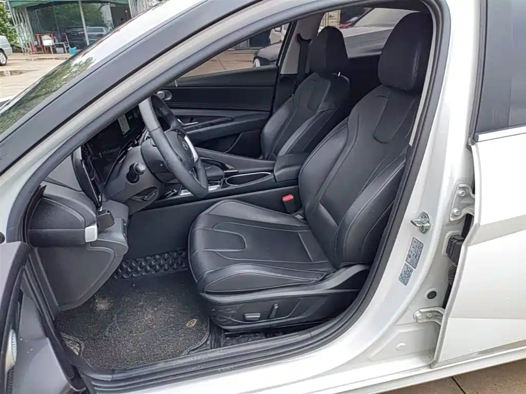 Hyundai Elantra 2022 1.5L CVT LUX Premium Edition фото 15
