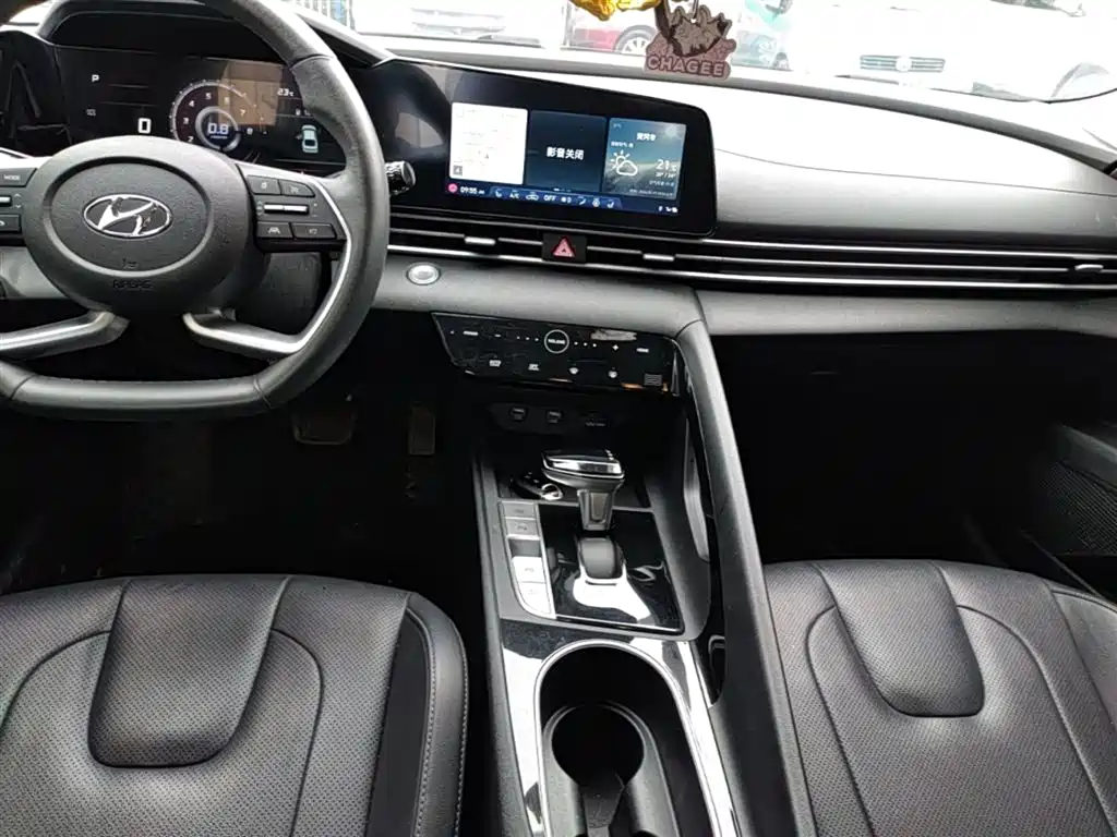 Hyundai Elantra 2022 1.5L CVT LUX Premium Edition фото 13
