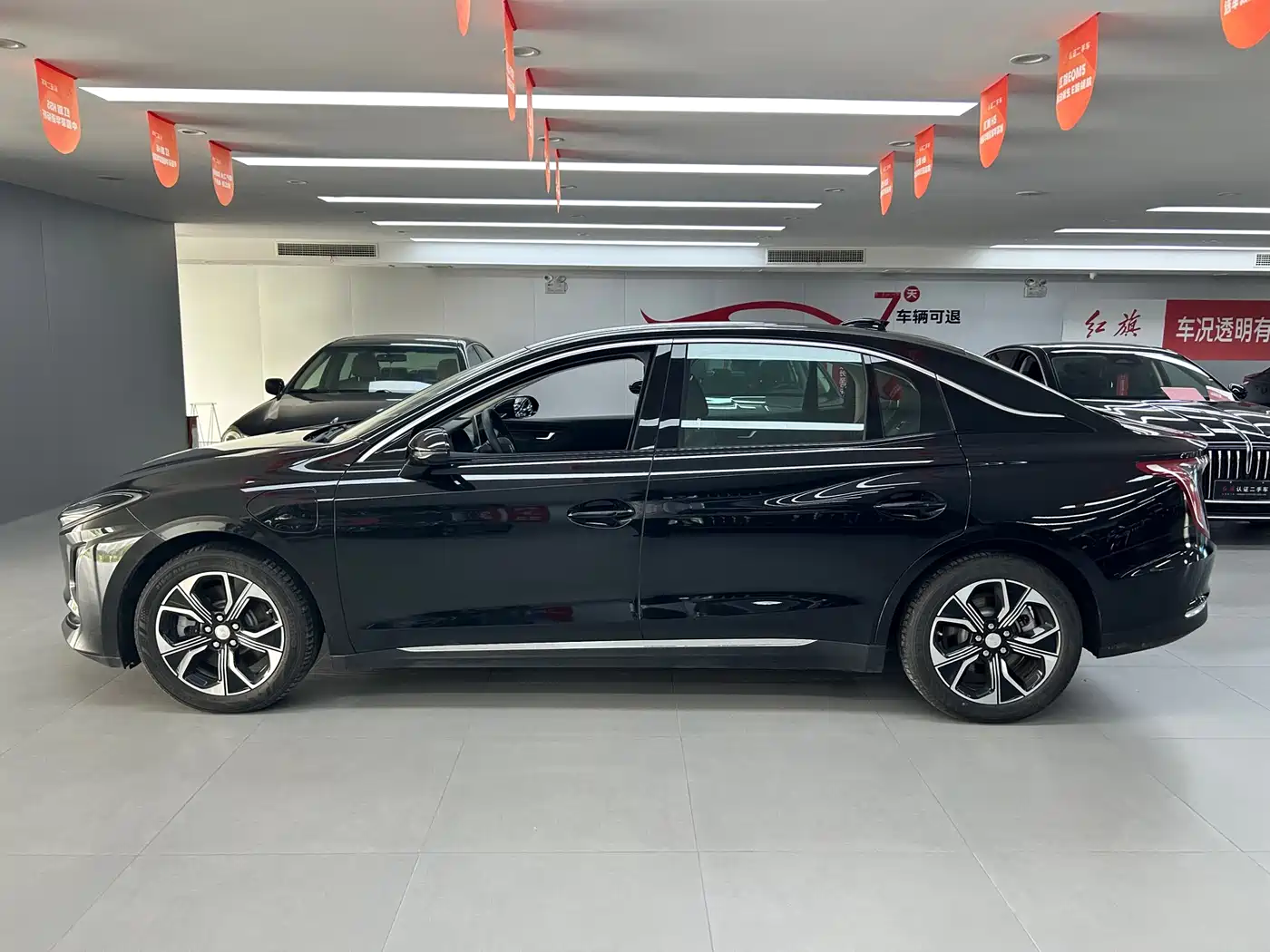 Hongqi E-QM5 2022 431km Charging Enjoyment Edition фото 7