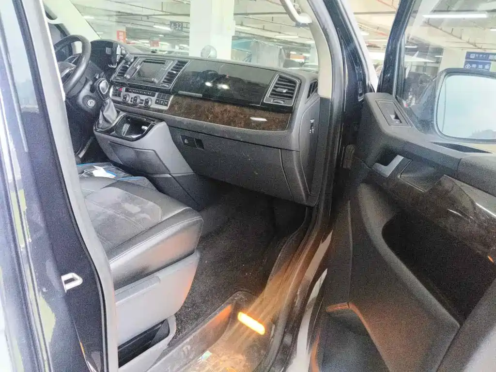 Photo 10 - Volkswagen Multivan